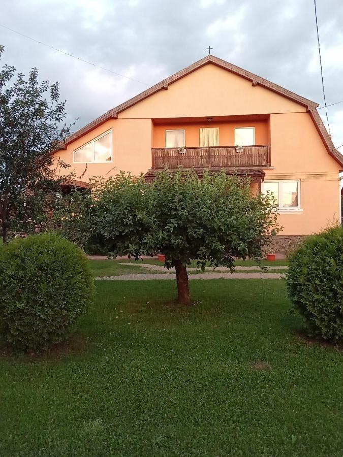 Готель Timi Kulcsoshaz Lazarea Екстер'єр фото