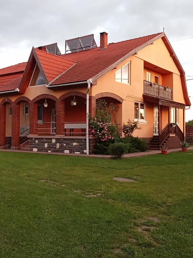 Готель Timi Kulcsoshaz Lazarea Екстер'єр фото